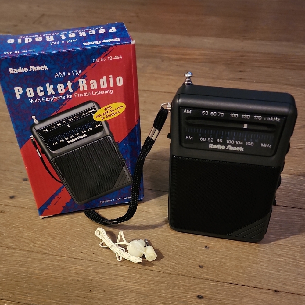 RadioShack AM/FM Pocket Radio w/Earphones & Strap Model 12-454  VTG 1980's WORKS